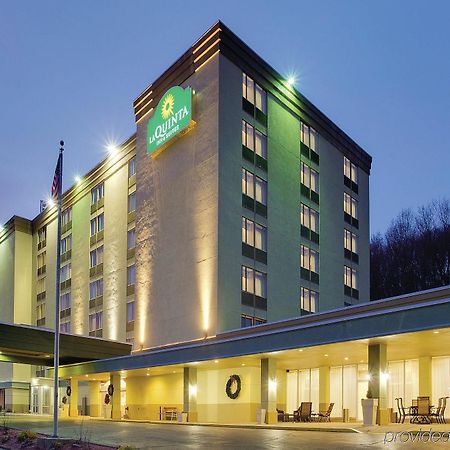 La Quinta Inn & Suites Pittsburgh North Екстериор снимка